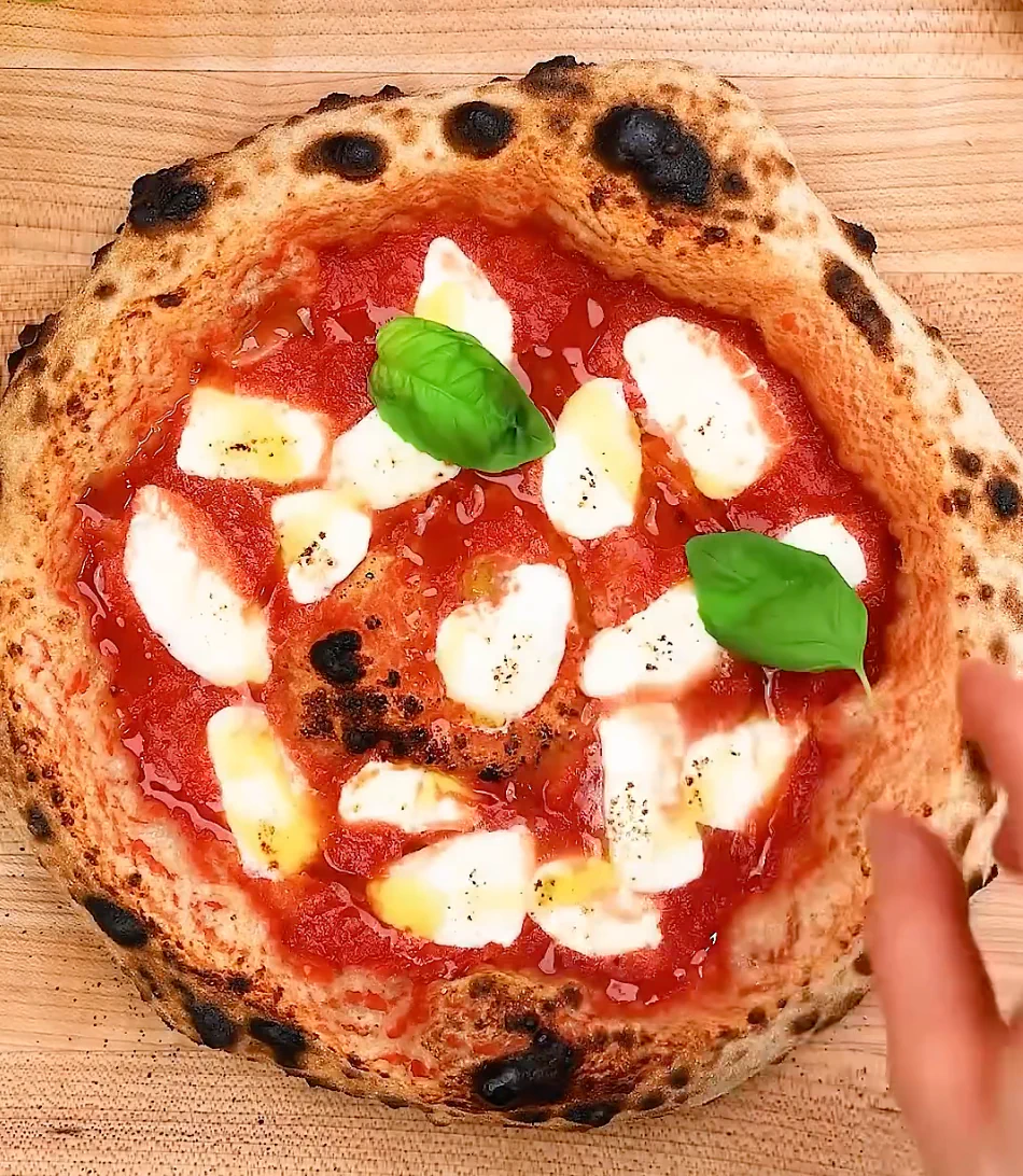 Margherita Pizza mat Premium-Olivenueleg a Signature-Tomatenzooss
