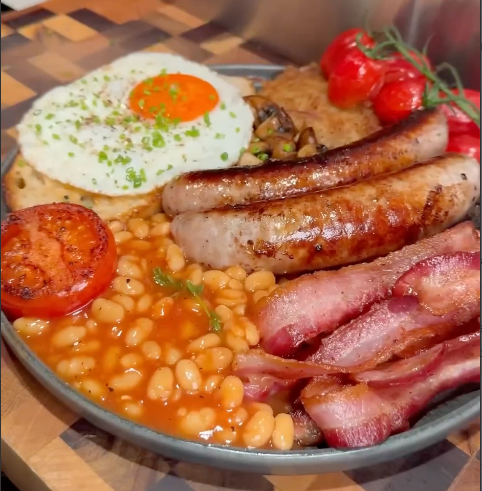 Classic English Breakfast: Crispy Bacon, Fluffy Eggs & Savory Baked Beans