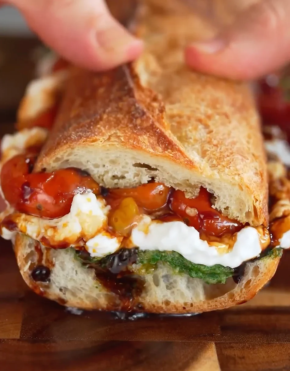 Artisan Burrata Caprese Sandwich na may Cherry Tomato Confit